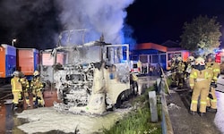 Der Lkw wurde zum Raub der Flammen.