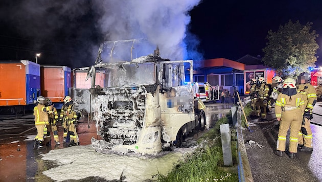 Der Lkw wurde zum Raub der Flammen.
