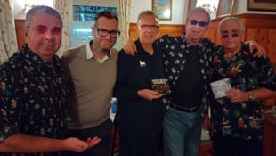 Monti Beton und Hans Krankl (r.) kommen dank Ralph „The Voice“ Schader (Mi. und ...