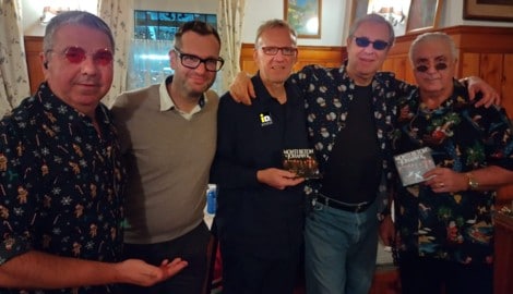 Monti Beton und Hans Krankl (r.) kommen dank Ralph „The Voice“ Schader (Mi. und ...