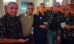 Monti Beton und Hans Krankl (r.) kommen dank Ralph „The Voice“ Schader (Mi. und ...
