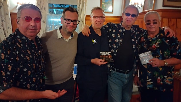 Monti Beton und Hans Krankl (r.) kommen dank Ralph „The Voice“ Schader (Mi. und ...