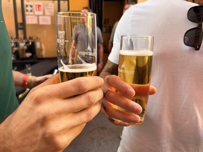Bier und Essen gab es draußen weiterhin.
