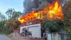 Das Wirtschaftsgebäude stand in Vollbrand.