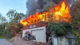 Das Wirtschaftsgebäude stand in Vollbrand.