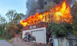 Das Wirtschaftsgebäude stand in Vollbrand.
