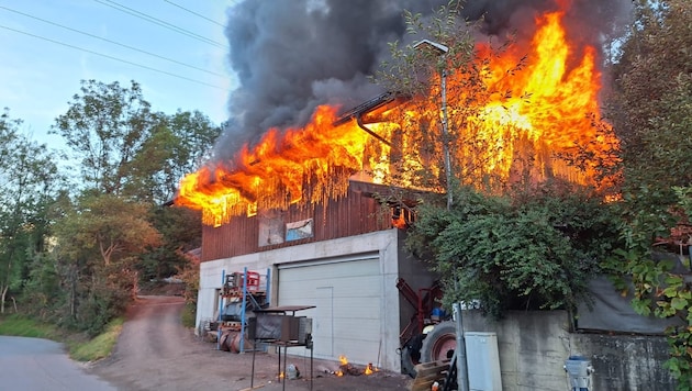 Das Wirtschaftsgebäude stand in Vollbrand.