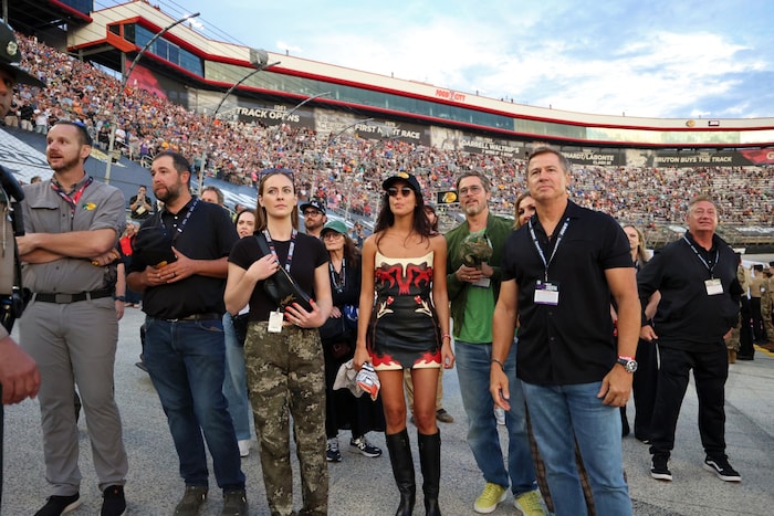 Brad Pitt mischte mit Ines de Ramon das NASCAR-Nachtrennen in Tennessee auf.