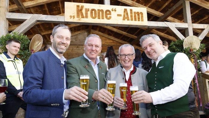 Clemens Schwaiger, Landeshauptmann Mario Kunasek, Klaus Herrmann und Michael Tillian stoßen auf ...