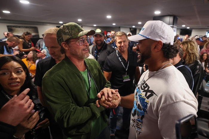 Brad Pitt plauderte unter anderem mit Super-Bowl-Champion Russell Wilson.