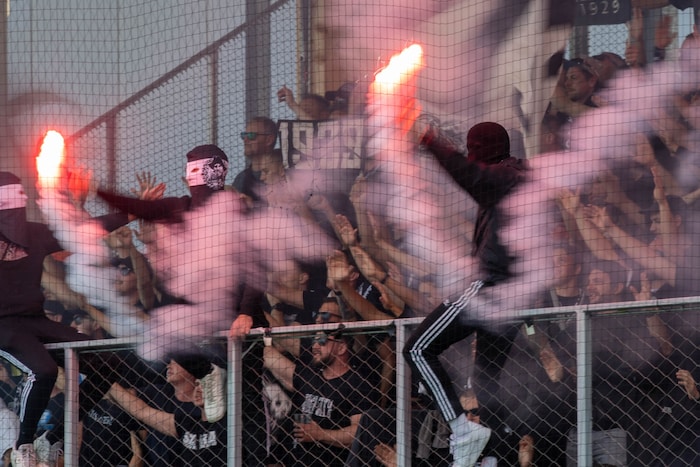 Beide Fanlager zündeten während der Partie pyrotechnische Gegenstände.