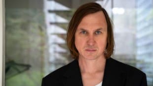 Neben seiner Schauspielkarriere beschäftigt sich Lars Eidinger intensiv mit Musik, Literatur und ...