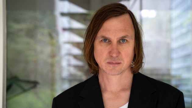 Neben seiner Schauspielkarriere beschäftigt sich Lars Eidinger intensiv mit Musik, Literatur und ...