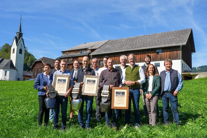 Die glücklichen Gewinner (mit Kuhglocke und Urkunde, von links) samt Gratulanten: Richard Flatz ...