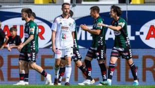 Bedröppelte Gesichter bei den WAC-Kickern, großer Jubel bei den Rieder Wikingern …
