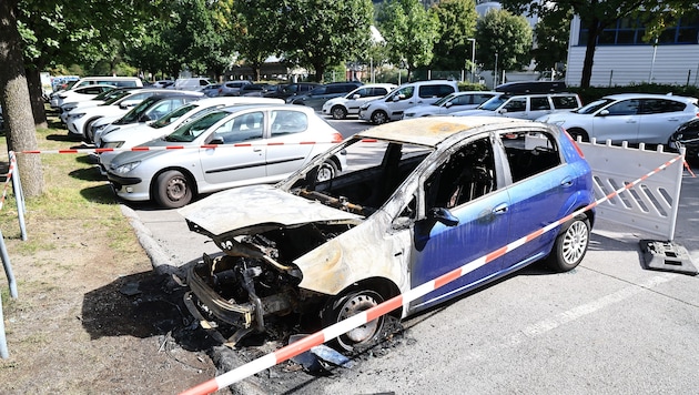 Eines der betroffenen Fahrzeuge. Es brannte komplett aus.