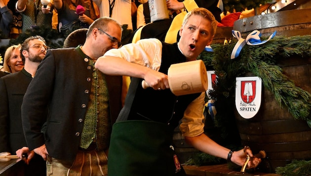 Den traditionellen Bieranstich am Samstag meisterte Münchens Oberbürgermeister mit Bravour, am ...