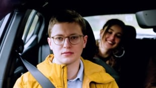 Kabarettist Christoph Fritz erlebt als Fahrlehrer Florian in der Miniserie „2HOT2DRIVE“ allerlei ...