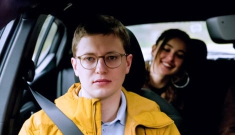Kabarettist Christoph Fritz erlebt als Fahrlehrer Florian in der Miniserie „2HOT2DRIVE“ allerlei ...