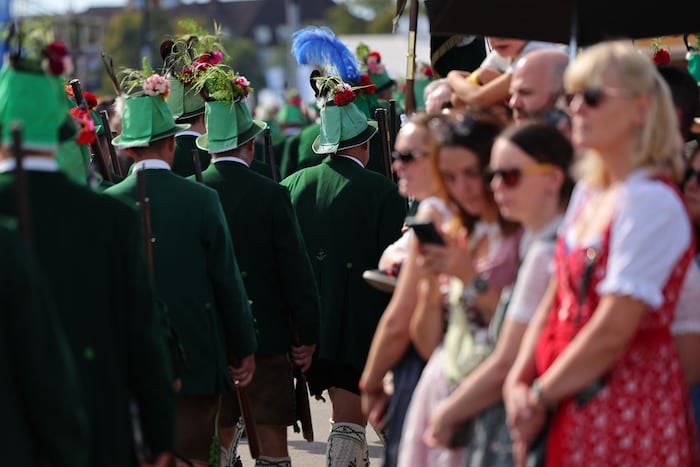 Der Wiesn-Umzug lockt jährlich zahlreiche Besucher an.