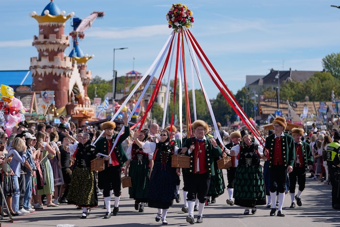 Der traditionelle Trachten- und Schützenumzug zählt zu einem der Highlights des Oktoberfests.