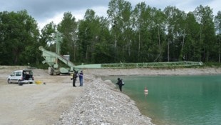 In mehreren Tauchgängen wurden die rostigen Eisenbarren aus dem Wasser geholt.