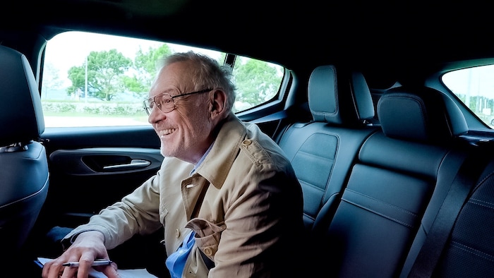 Ob Josef Hader als Fahrprüfer auch so viel gute Laune versprüht wie hier auf der Rückbank von ...