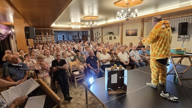 Militärdekan Wessely vor dem Publikum im vollbesetzten Saal in St. Andrä