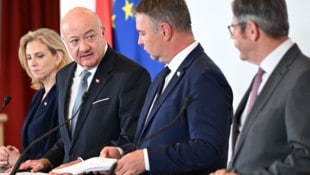 Die drei Parteichefs sind sich nicht einmal mehr bei ihrer Einigung einig. Stögmüller steckt ...
