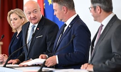 Die drei Parteichefs sind sich nicht einmal mehr bei ihrer Einigung einig. Stögmüller steckt ...