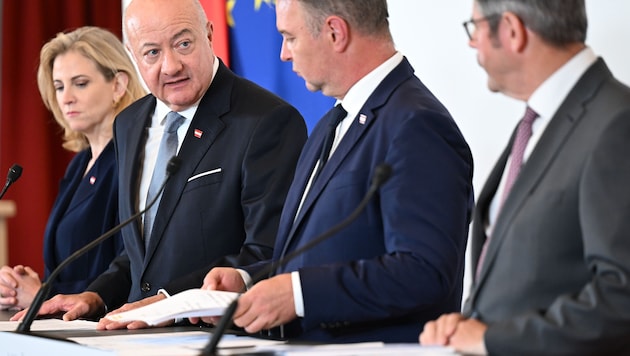 Die drei Parteichefs sind sich nicht einmal mehr bei ihrer Einigung einig. Stögmüller steckt ...