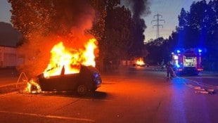 Als die Feuerwehr eintraf, standen die Autos bereits in Vollbrand. 
