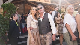 Gut gelaunt in Tracht: Schlagerbarbie Melissa Naschenweng und TV-Persönlichkeit Uwe ...