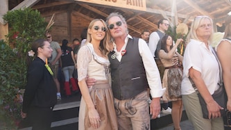 Gut gelaunt in Tracht: Schlagerbarbie Melissa Naschenweng und TV-Persönlichkeit Uwe ...