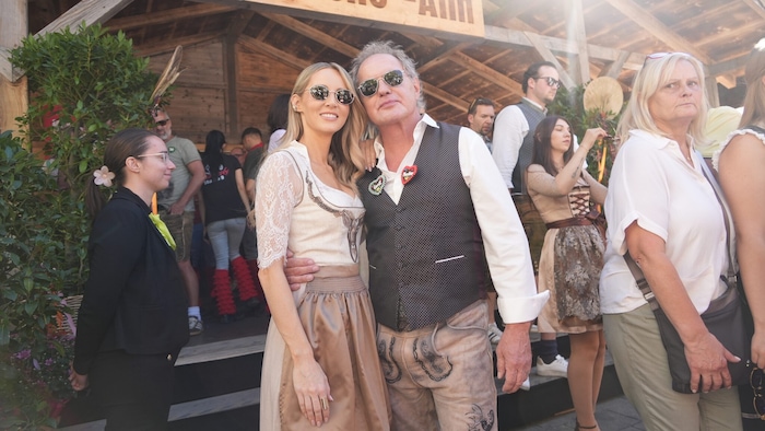 Gut gelaunt in Tracht: Schlagerbarbie Melissa Naschenweng und TV-Persönlichkeit Uwe ...