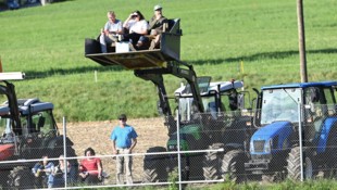 Logenplätze! So feuerten die Obermillstätter Fans ihre Truppe im Hit gegen Rennweg an.