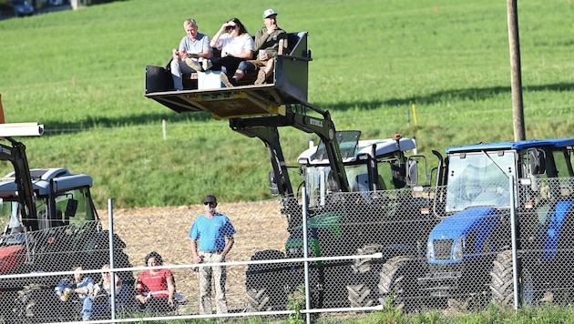 Logenplätze! So feuerten die Obermillstätter Fans ihre Truppe im Hit gegen Rennweg an.