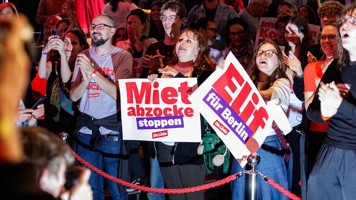 Wahlparty der Linken mit politischen Botschaften