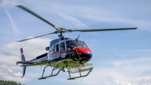 Die Bergung aus dem steilen Gelände wurde von der Besatzung des Polizeihubschraubers „Libelle“ ...