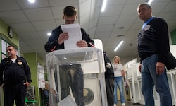 In Russland ist am Sonntag die dreitägige Parlamentswahl zu Ende gegangen.