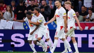 Aboubacar Camara (li.) sorgte mit seinem Seitfallziehertor für ein echtes Highlight beim Red ...