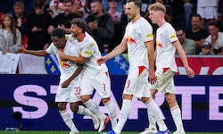 Aboubacar Camara (li.) sorgte mit seinem Seitfallziehertor für ein echtes Highlight beim Red ...