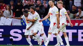 Aboubacar Camara (li.) sorgte mit seinem Seitfallziehertor für ein echtes Highlight beim Red ...