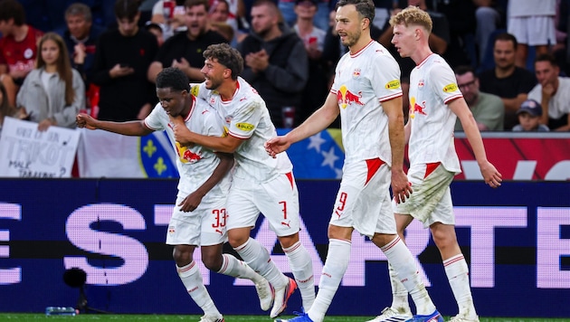 Aboubacar Camara (li.) sorgte mit seinem Seitfallziehertor für ein echtes Highlight beim Red ...