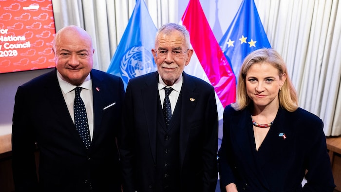 Von links: Christian Stocker, Alexander Van der Bellen und Beate Meinl-Reisinger bei der ...