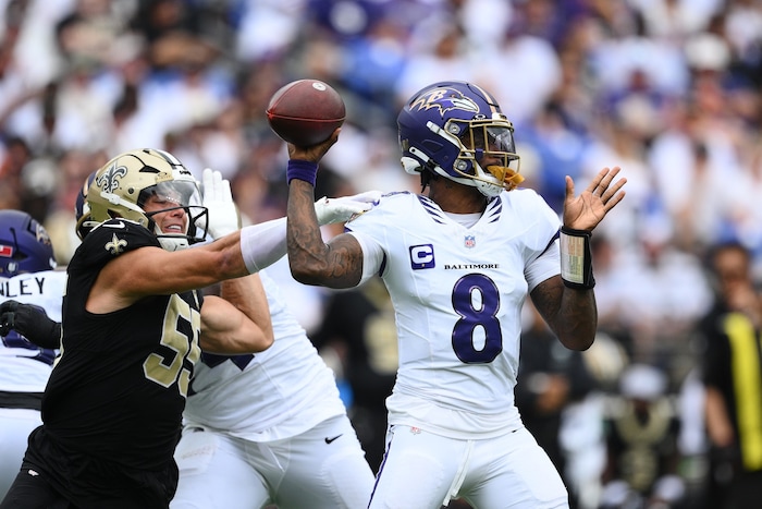 Die Saints überraschten Ravens-Star Lamar Jackson (re.).