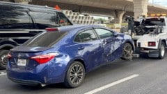 Bilder zeigen die Schäden am Auto des Mannes.