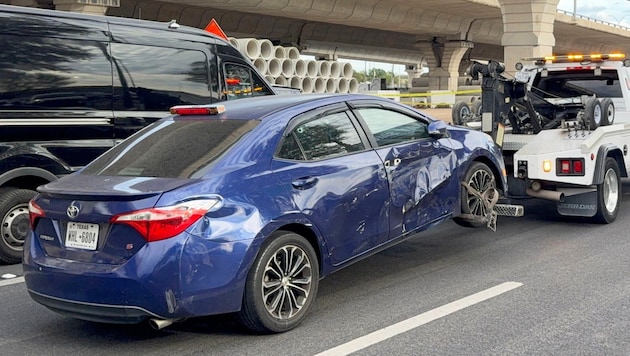 Bilder zeigen die Schäden am Auto des Mannes.