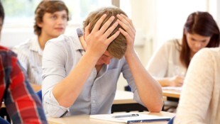 18 Prozent der 15-Jährigen geben an, dass sie schon mindestens einmal sitzen geblieben sind. An ...