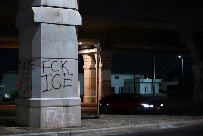 Wütende Protestierende setzten auch mit Graffitis ein Statement.